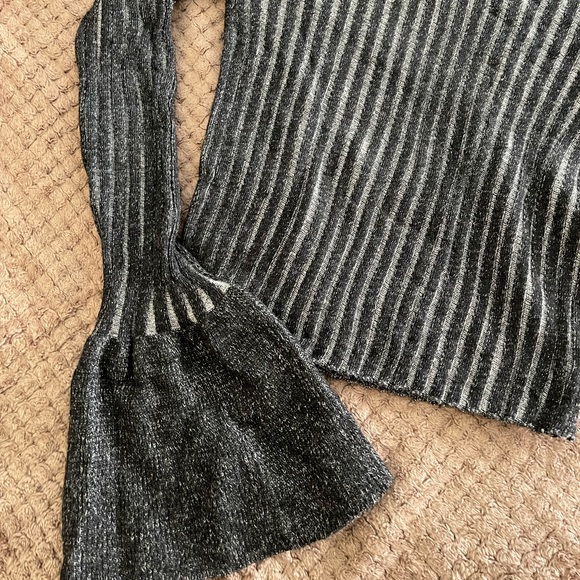 FOREVER 21 Chic Pleated Black & Grey Sweater with Fluted Sleeves - Picture 3 of 3